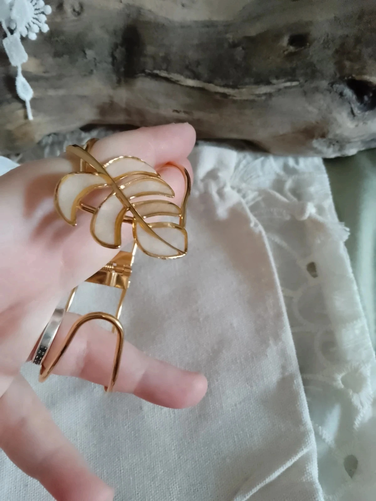 Pulseira boêmia com folha dourada em madrepérola branca – photo 3